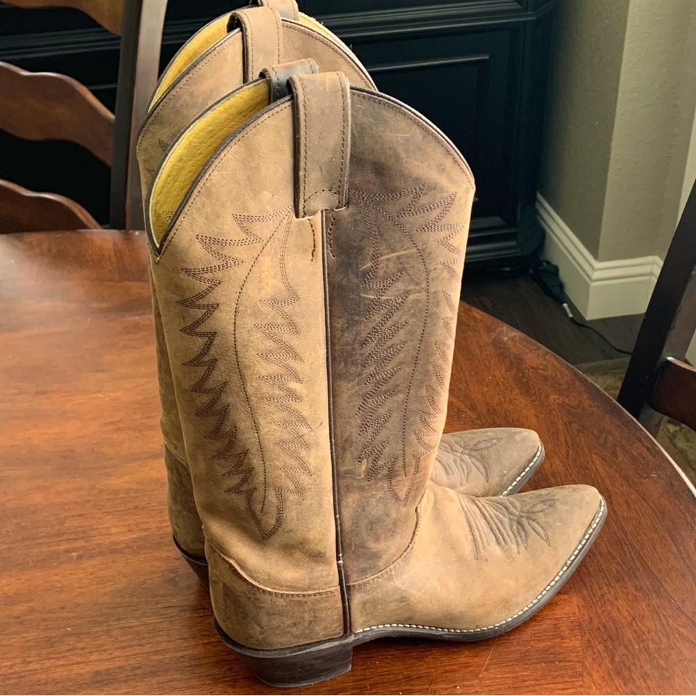 Women’s leather boots with heel and pointed toe in excellent condition.